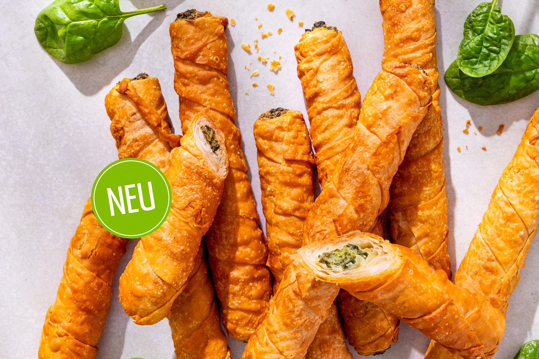 Snack mit Twist: Entdecke unsere herzhafte Börekstange gefüllt  mit Spinat oder Poulet-Kebab.